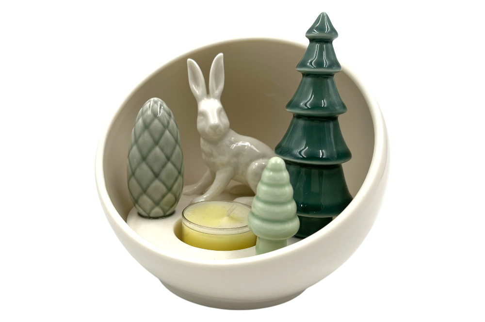 Keramikvotivkugel mit weißen Hase und 3 verschieden großen Bäumen, ansicht von vorne mit Teelicht