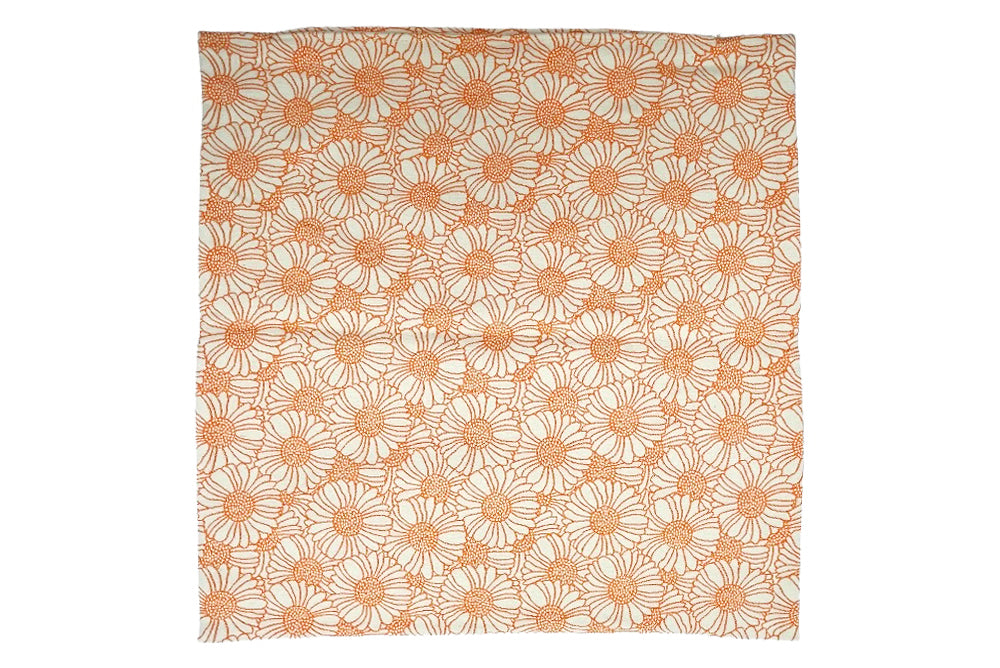 Kissenhülle mit Blumen in Orange auf weißem Hintergrund, Ansicht ohne Füllung