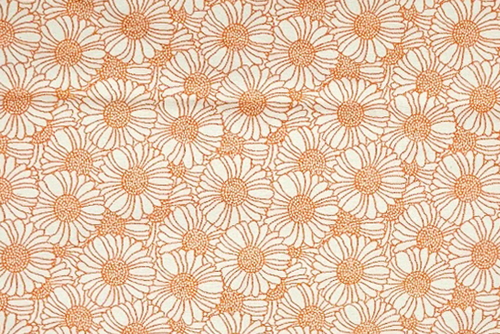 Kissenhülle mit Blumen in Orange auf weißem Hintergrund, Ansicht Detail