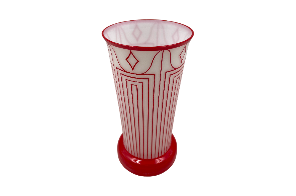 Vase Art Deco "Josef Hoffmann" Zylindische Vase aus Opalglas weiss, mit roten Linien und roten Sockel, Ansicht  ganze Vase