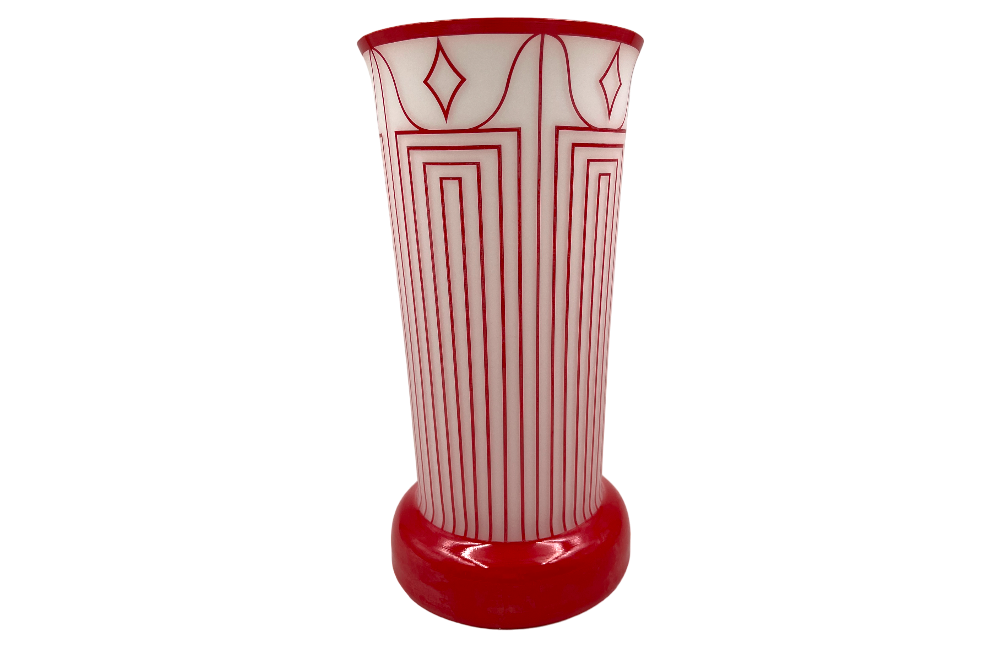 Vase Art Deco "Josef Hoffmann" Zylindische Vase aus Opalglas weiss, mit roten Linien und roten Sockel, Ansicht  ganze Vase