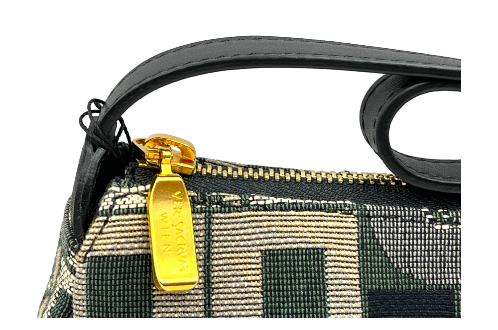 versacrum handtasche klein von der seite in grün, detail zipp