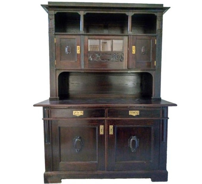 Anrichte in einem dunkeln Holz