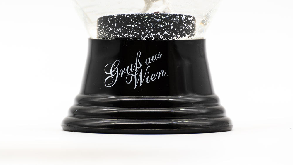 Sockel der Schneekugel Lipizzaner, Aufdruck "Gruß aus Wien" © LIK Akademie