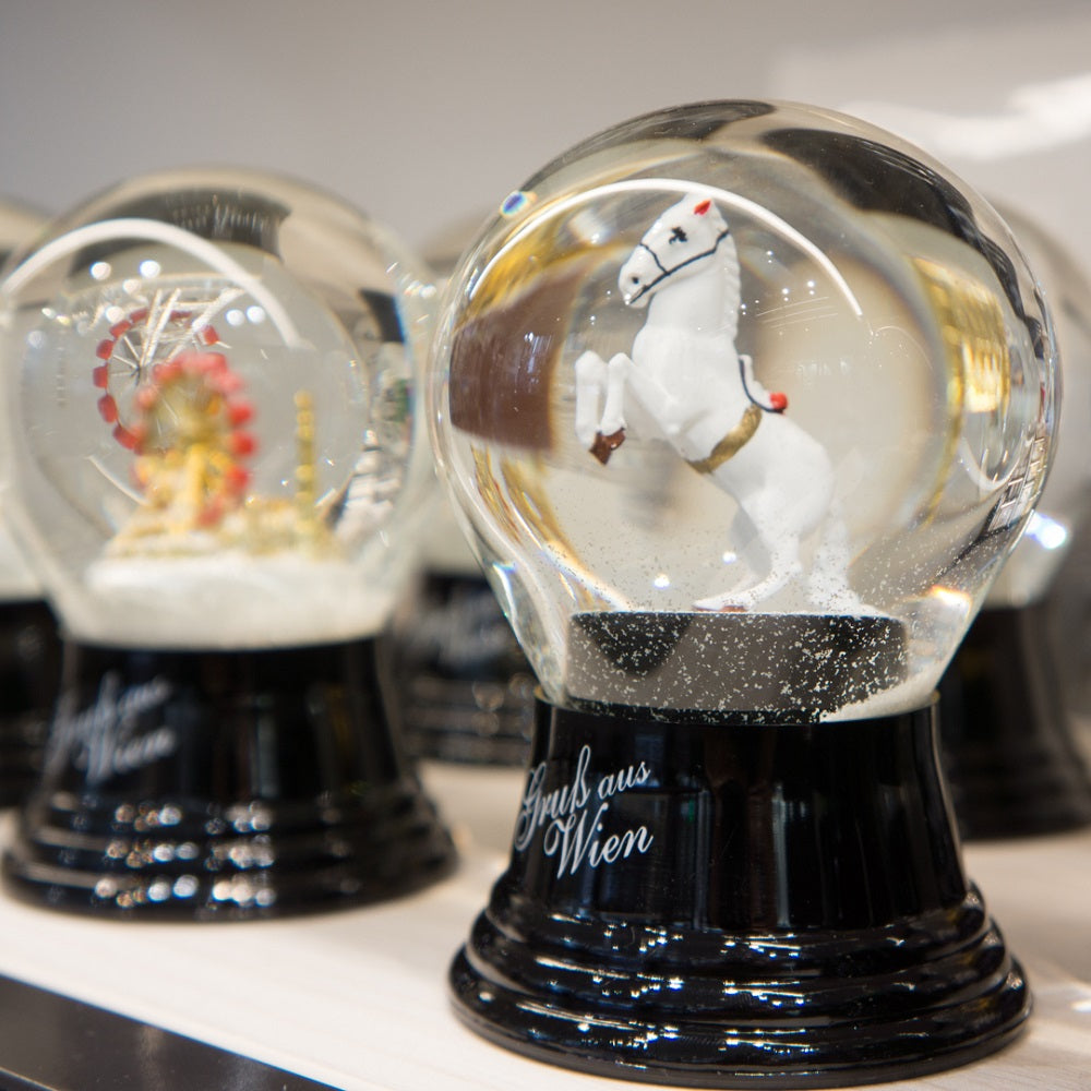 Schneekugel Lipizzaner im Verkaufsregal