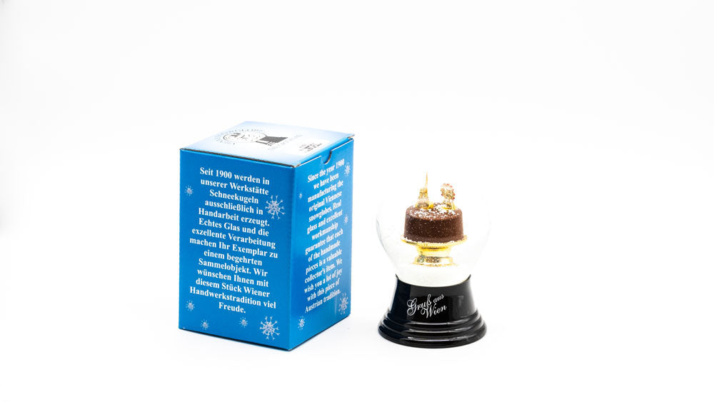 Schneekugel Sachertorte mit Verpackung © LIK Akademie