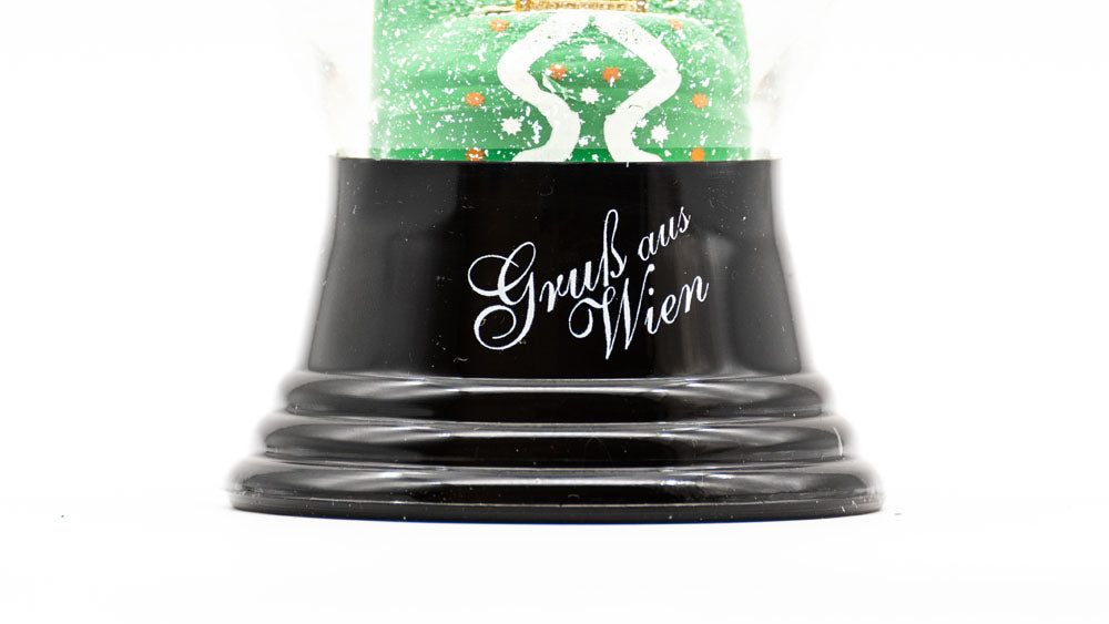 Sockel der Schneekugel Schönbrunn mit der Aufschrift "Gruß aus Wien"