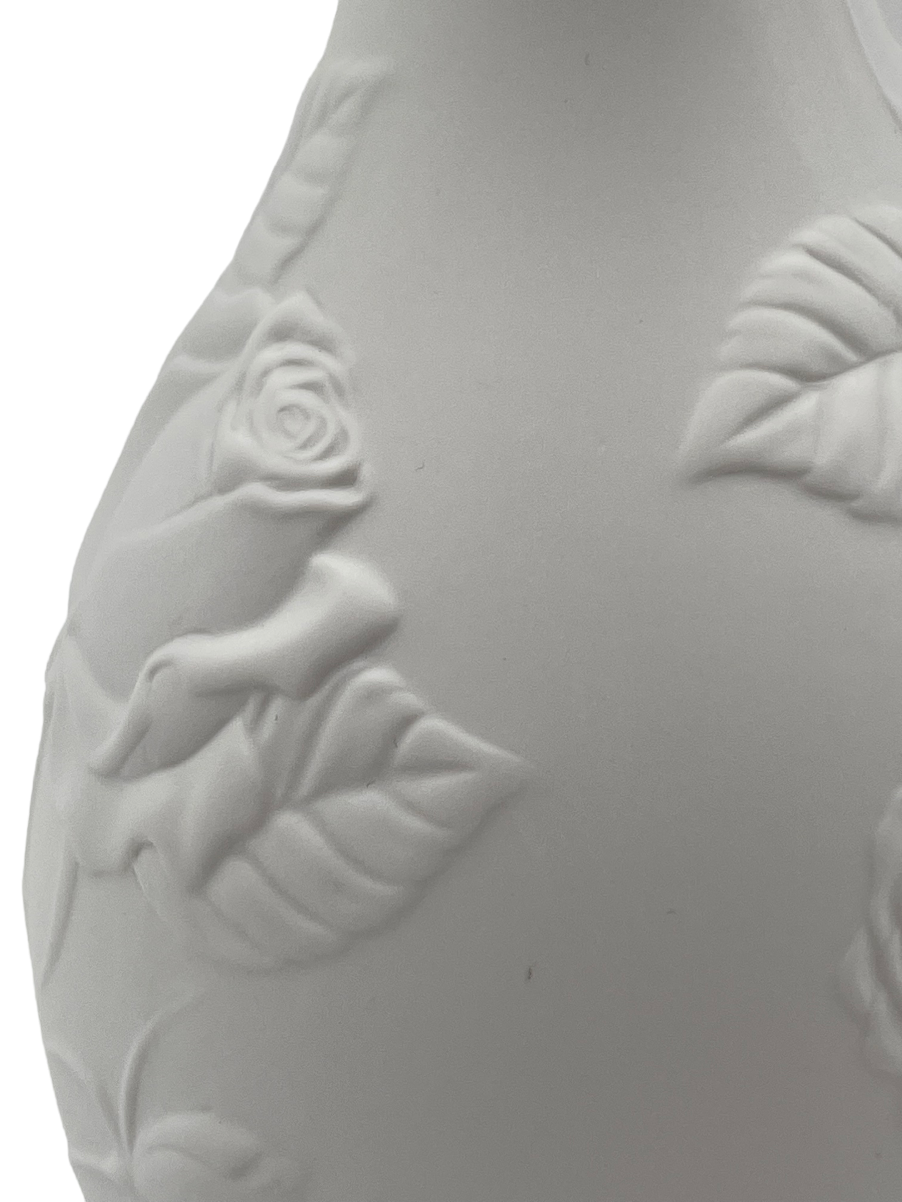 Vase „Rosengarten“  mit zarten Rosenreliefs. Ansicht Detail