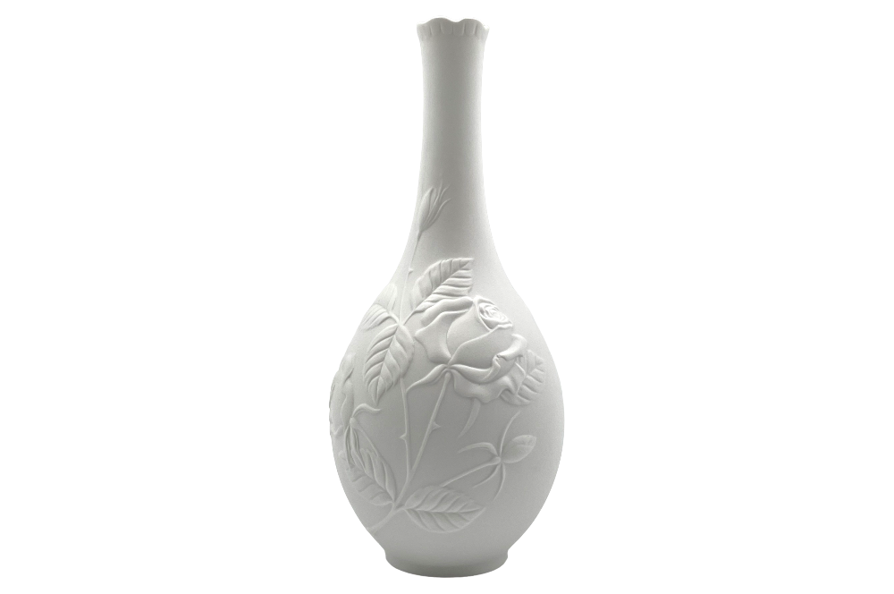 Vase „Rosengarten“  mit zarten Rosenreliefs. Ansicht ganze Vase