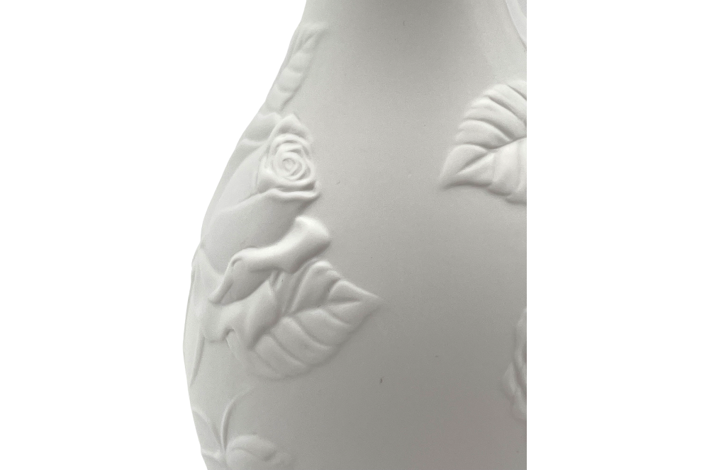 Vase „Rosengarten“  mit zarten Rosenreliefs. Ansicht Detail