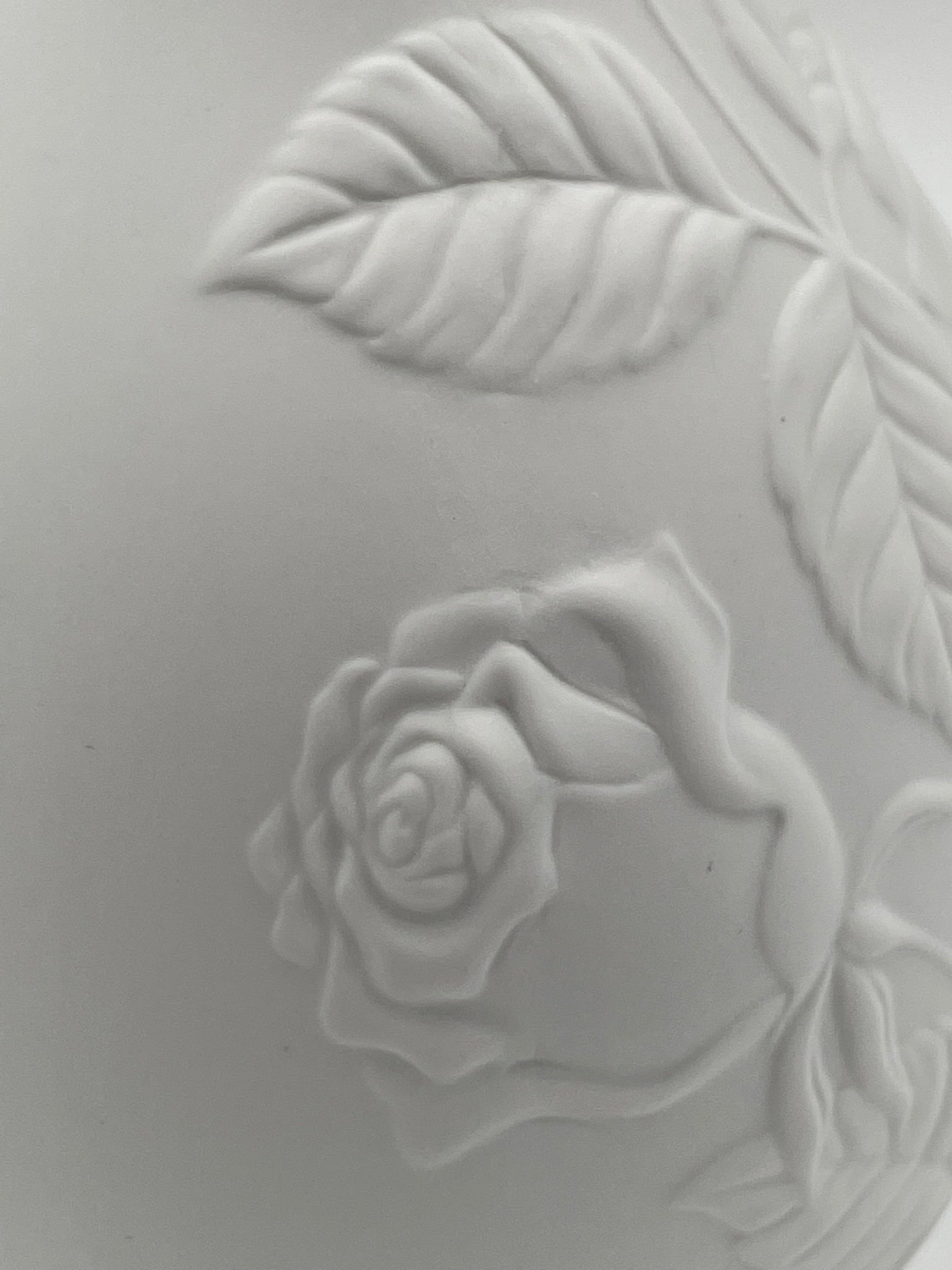 Vase „Rosengarten“  mit zarten Rosenreliefs. Ansicht detail