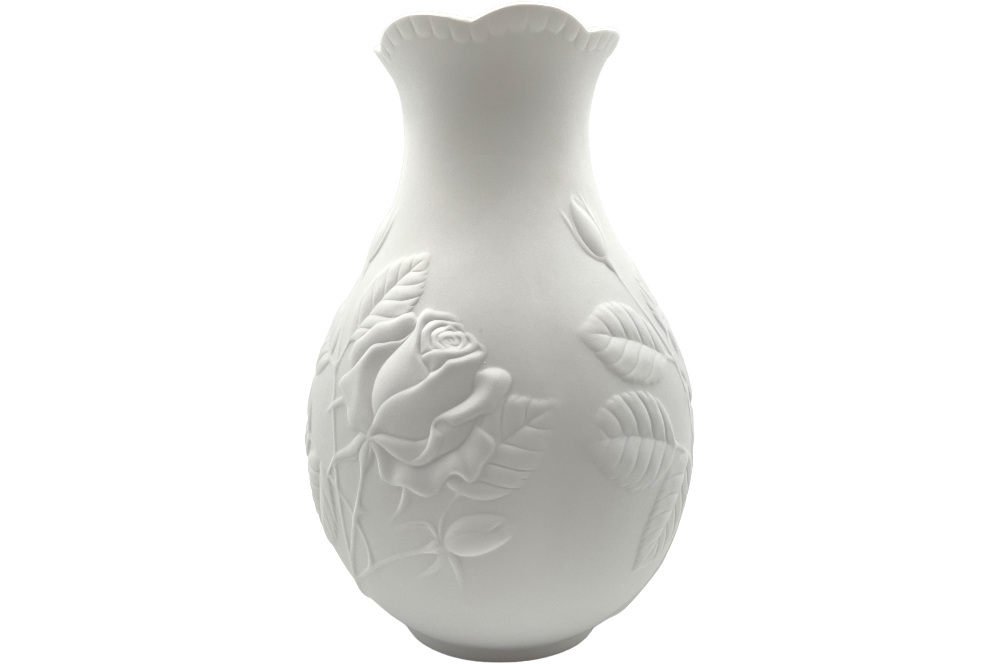 elegante, in Weiß gehaltene Vase. aus Biskuitporzellan, Mit Rosendekor, Ansicht gesamte Vase