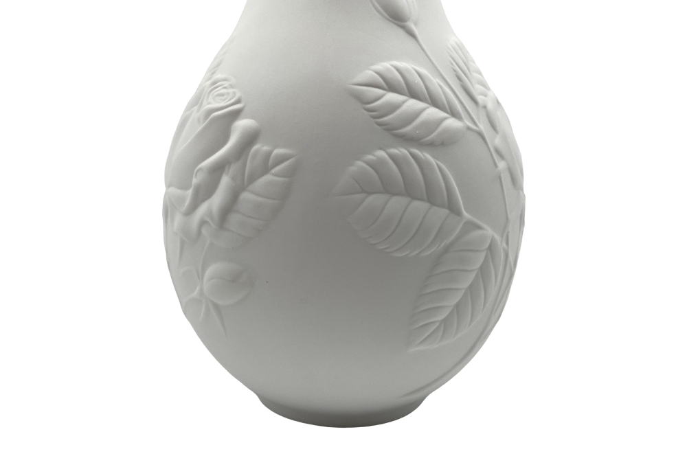 elegante, in Weiß gehaltene Vase. aus Biskuitporzellan, Mit Rosendekor, Ansicht Detail