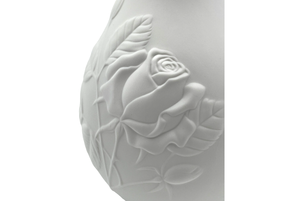 elegante, in Weiß gehaltene Vase. aus Biskuitporzellan, Mit Rosendekor, Ansicht Detail
