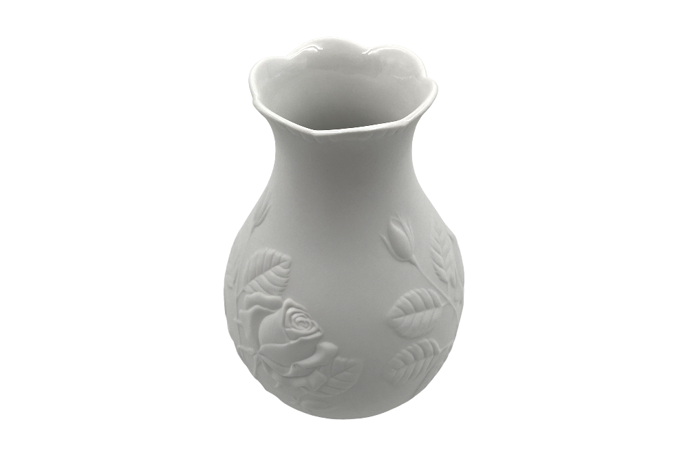 elegante, in Weiß gehaltene Vase. aus Biskuitporzellan, Mit Rosendekor, Ansicht seitlich oben
