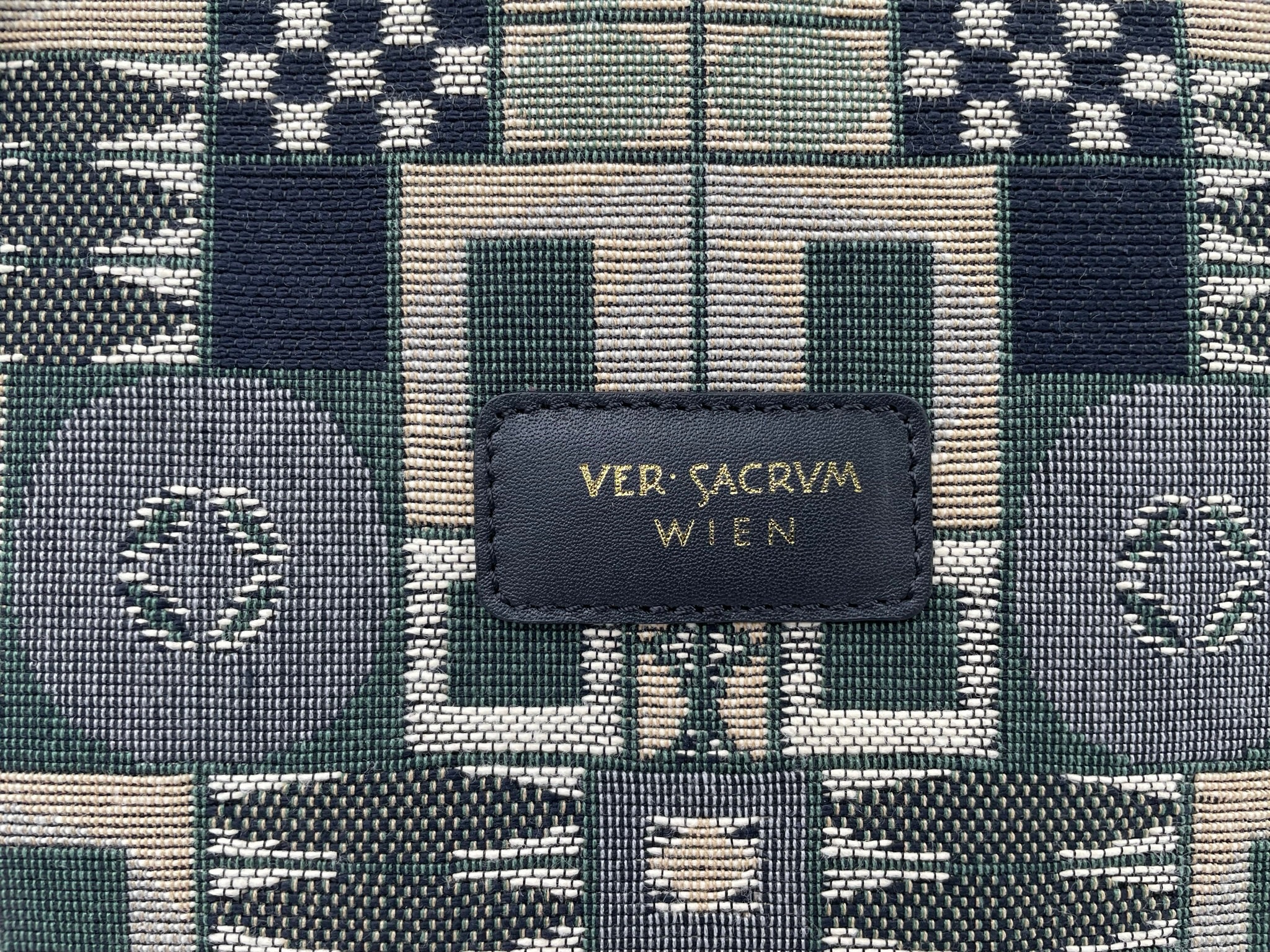 versacrum shopper gross logo detail