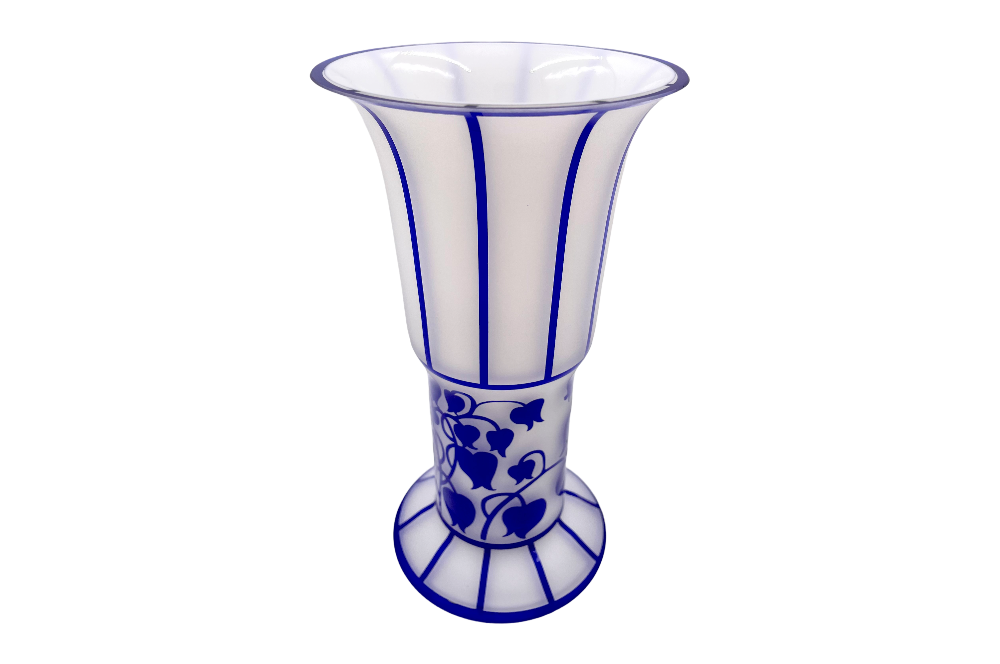 Art déco Vase angelehnt an Josef Hoffmann. Diese Replik besticht durch ihr dünnes weißes Opalglas in Kombination mit Kristallglas und blauem Dekor. Ansicht von der seite