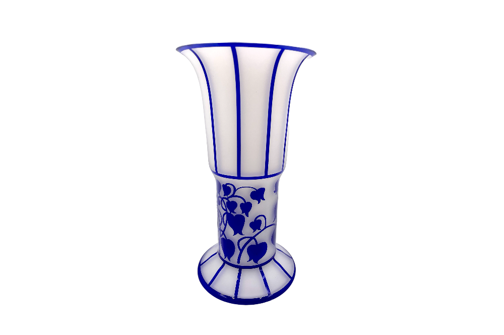 Art déco Vase angelehnt an Josef Hoffmann. Diese Replik besticht durch ihr dünnes weißes Opalglas in Kombination mit Kristallglas und blauem Dekor. Ansicht ganze Vase