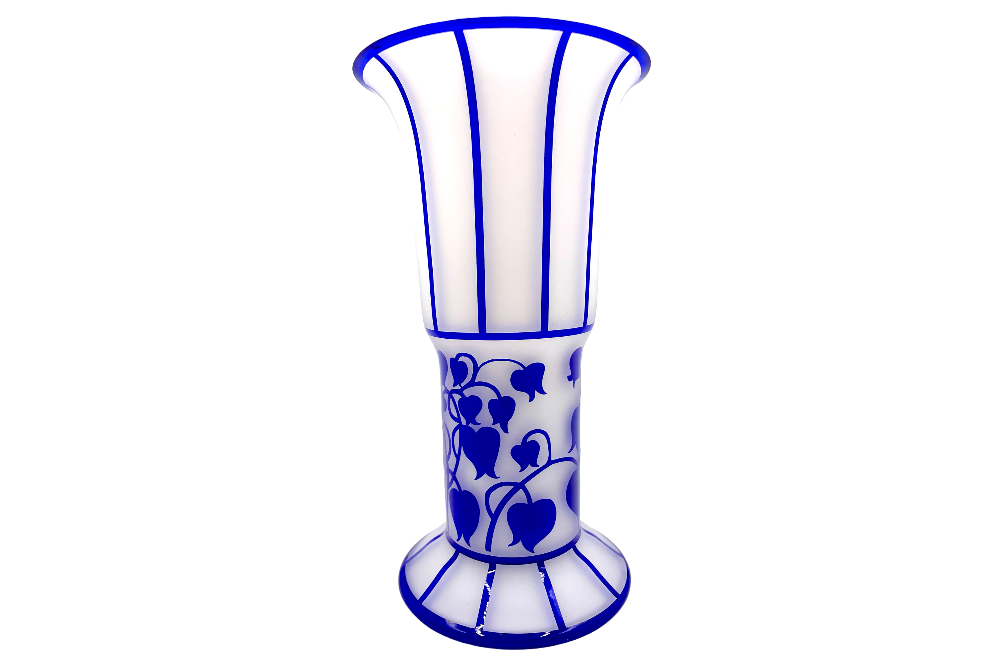 Art déco Vase angelehnt an Josef Hoffmann. Diese Replik besticht durch ihr dünnes weißes Opalglas in Kombination mit Kristallglas und blauem Dekor. Ansicht seitlich von unten