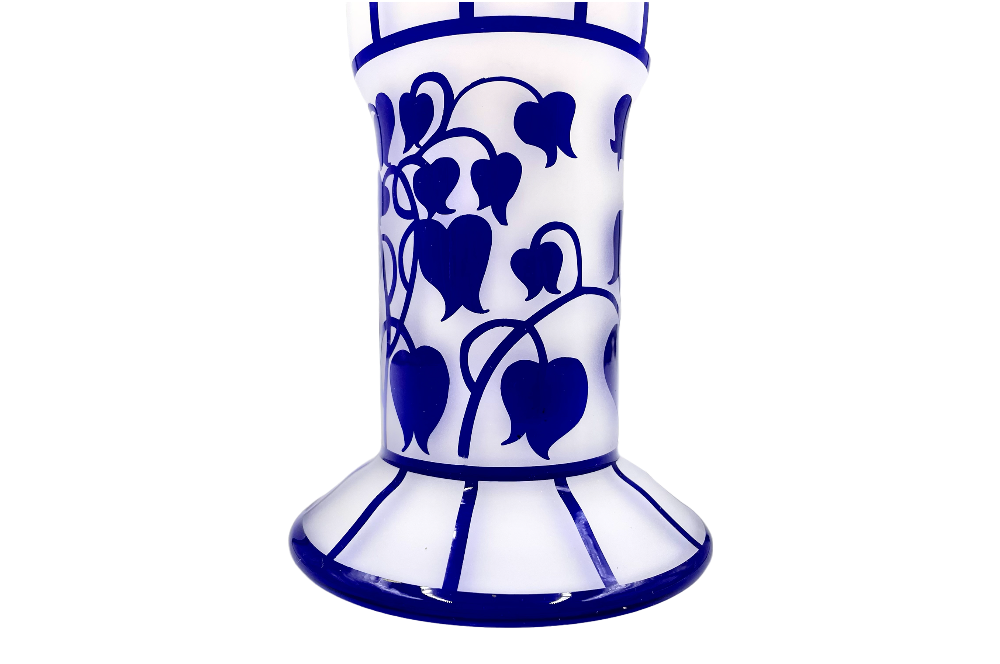 Art déco Vase angelehnt an Josef Hoffmann. Diese Replik besticht durch ihr dünnes weißes Opalglas in Kombination mit Kristallglas und blauem Dekor. Ansicht Detail Sockel