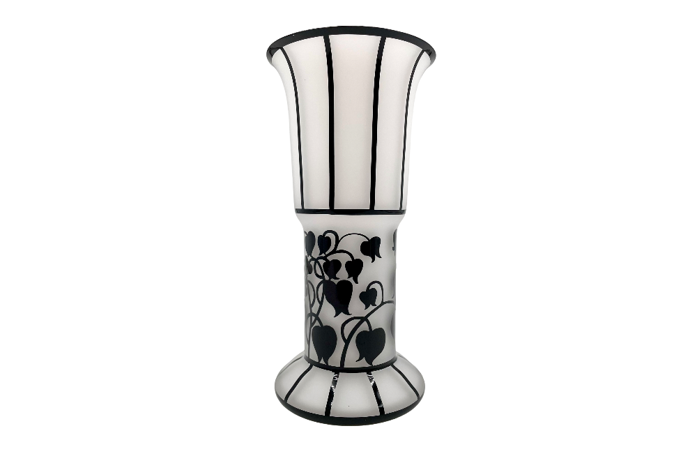 Jugenstil vase nach Josef hoffmann. Diese Replik besticht durch ihr dünnes weißes Opalglas mit schwarzen Jugenstilelementen. Ansicht ganze vase