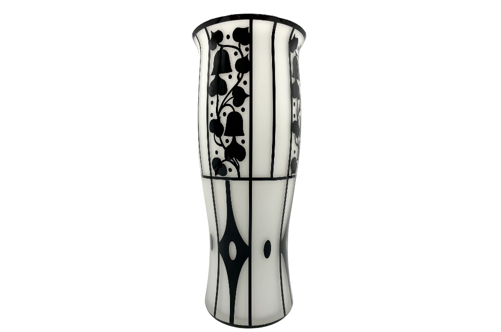 Art deco vase glockenblume, milchglasch mit schrzen jugenstilelementen, linien und glockenblumen, Ansicht von seitlich unten
