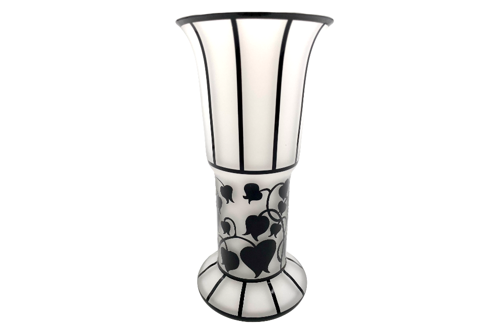 Jugenstil vase nach Josef hoffmann. Diese Replik besticht durch ihr dünnes weißes Opalglas mit schwarzen Jugenstilelementen. Ansicht ganze vase