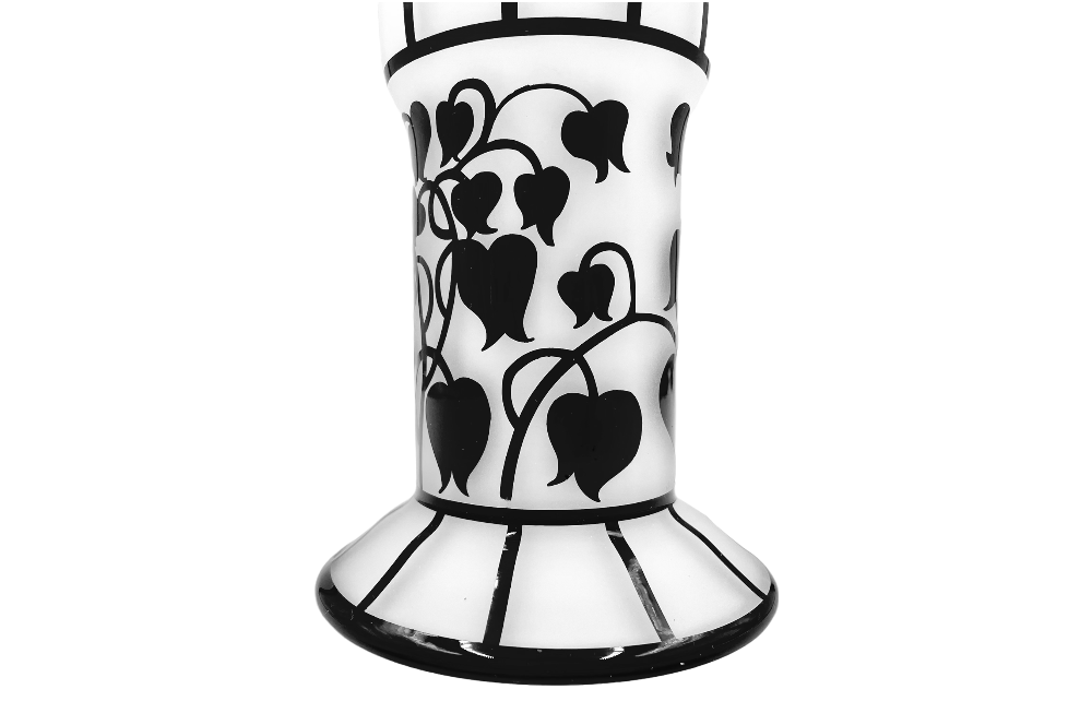 Jugenstil vase nach Josef hoffmann. Diese Replik besticht durch ihr dünnes weißes Opalglas mit schwarzen Jugenstilelementen. Ansicht Detail