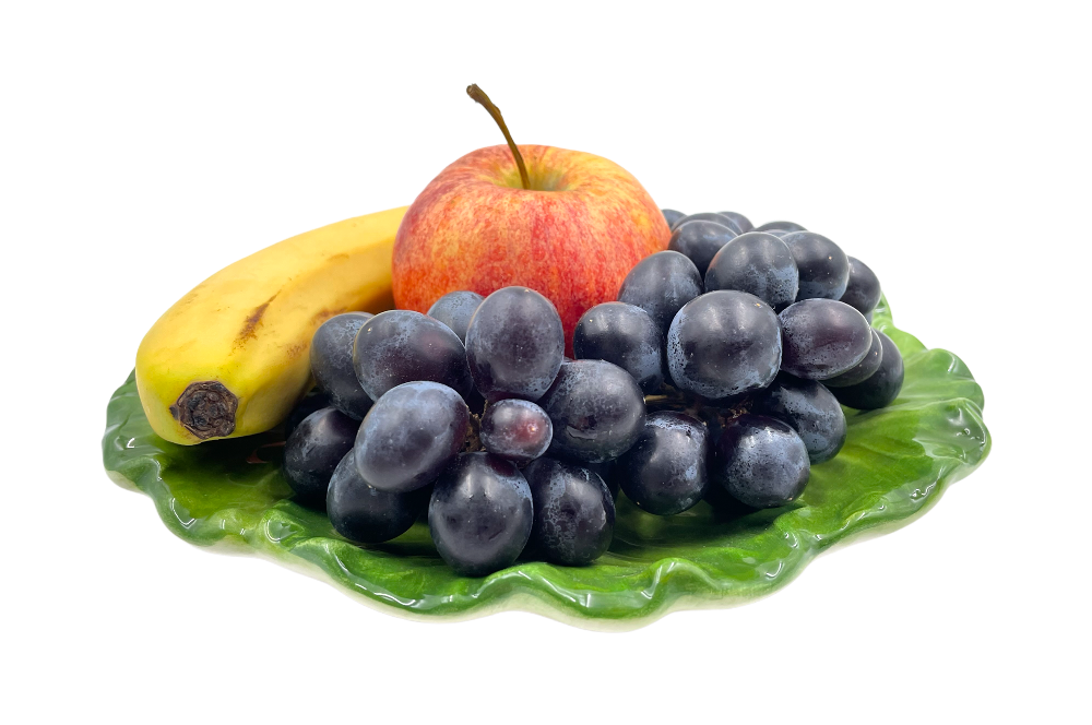 teller mit krautblatt optik in grün mit obst