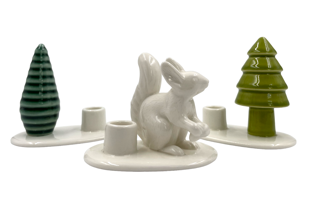 3-teiliger erzenhalter, für  kerzen, 2 element sind mit unterschiedlichen Baumen und der Kerzenhalterung versehen, auf dem 3. Teil ist ein Eichhörnchen zu sehen, Ansicht von vorne