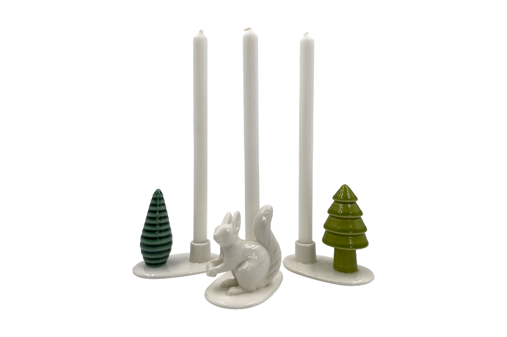 3-teiliger erzenhalter, für  3 kerzen, 2 element sind mit unterschiedlichen Baumen und der Kerzenhalterung versehen, auf dem 3. Teil ist ein Eichhörnchen zu sehen. Ansicht mit 3 Kerzen