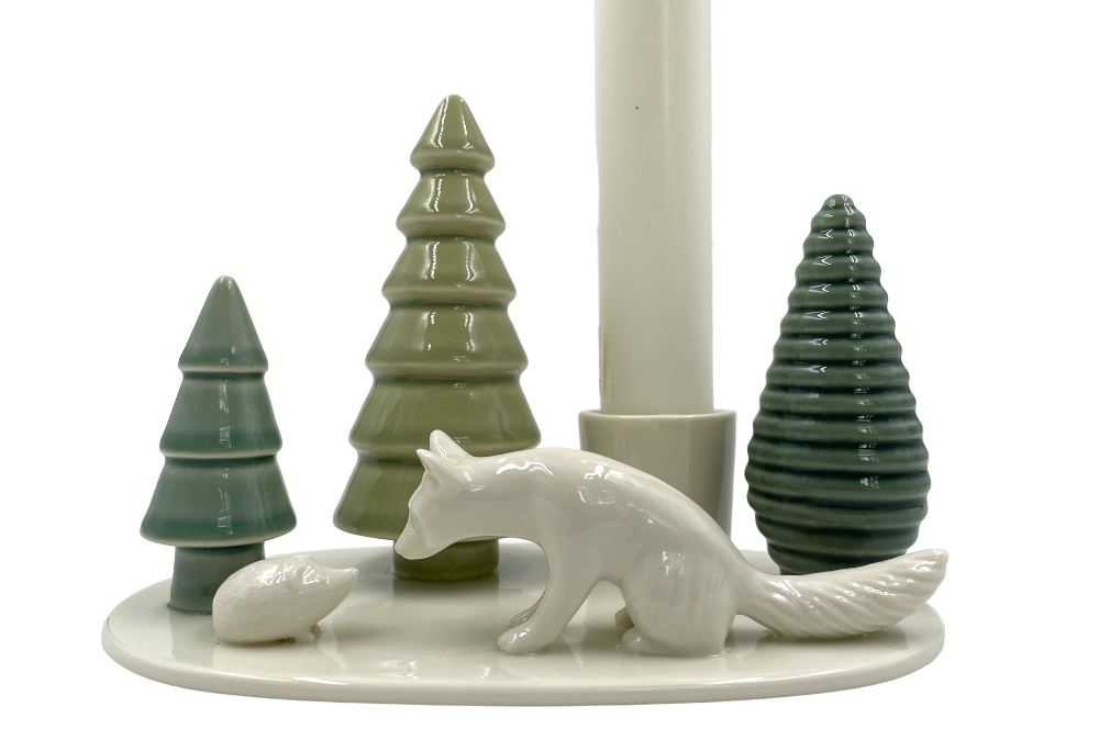 kerzenhalter mit einem weißen Fuchs der eine weißen igel gegenübersteht, drei tannenbaume in verschiedenen Grün, Ansicht von vorne, mit Kerzenauschnitt