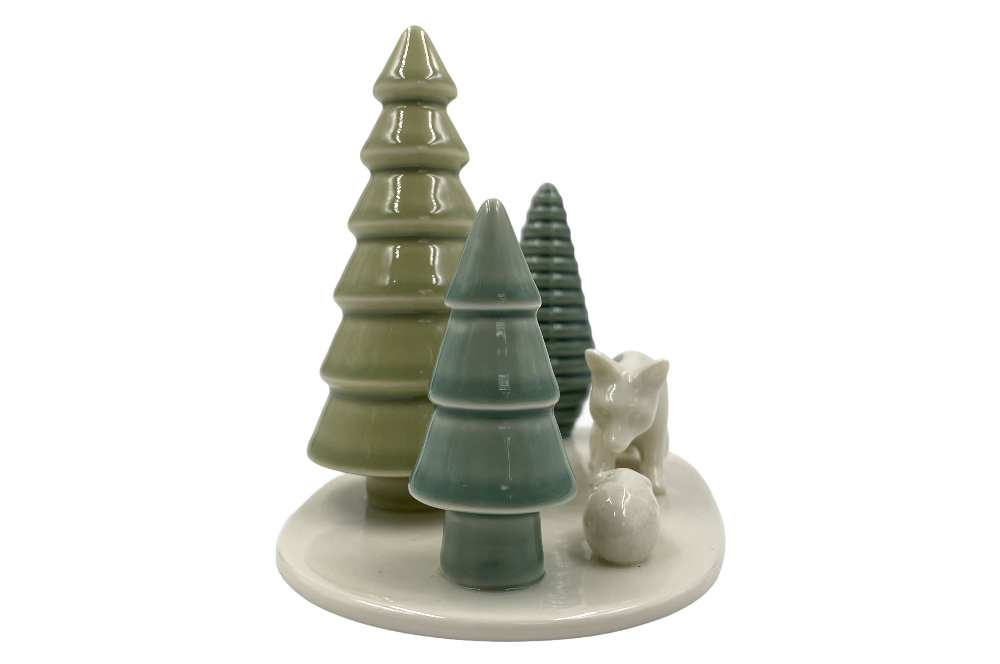 kerzenhalter mit einem weißen Fuchs der eine weißen igel gegenübersteht, drei tannenbaume in verschiedenen Grün, Ansicht von hinten