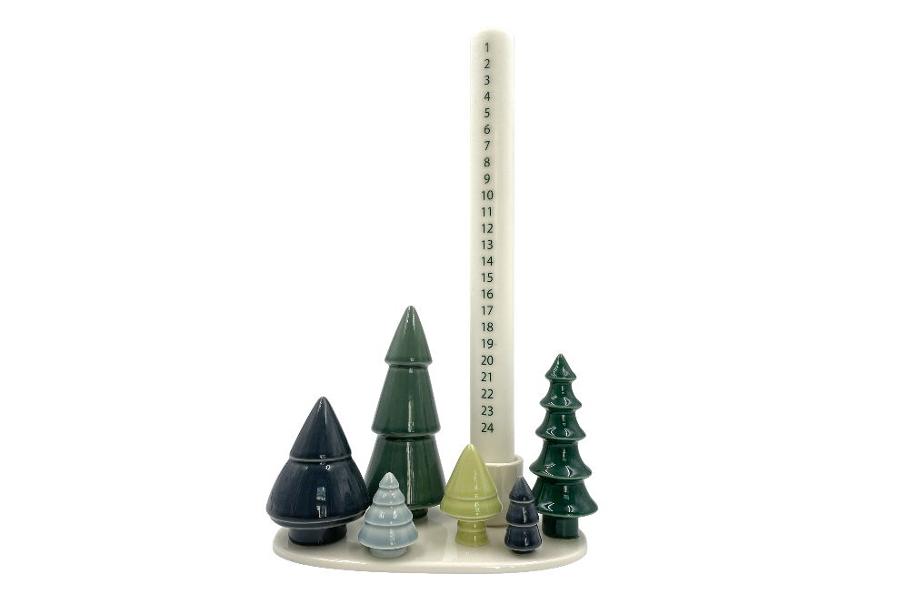 Kerzenhalter mit verschieden großen stilisierten Christbäumen, mit Kerze