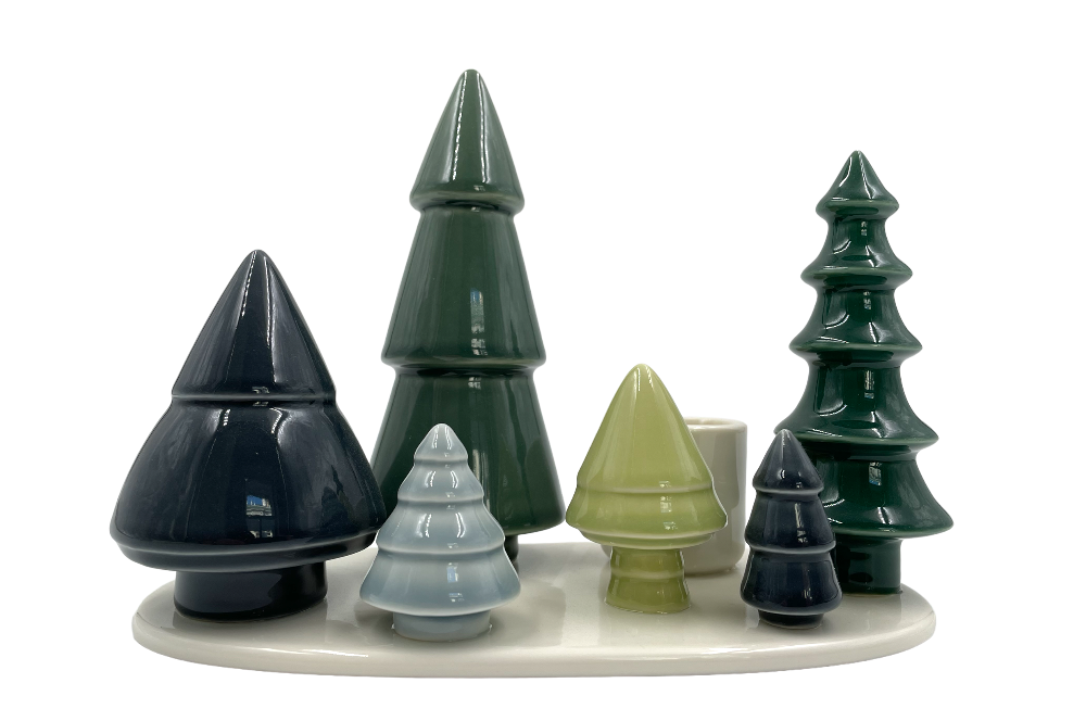 Kerzenhalter mit verschieden großen stilisierten Christbäumen, Ansicht von hinten