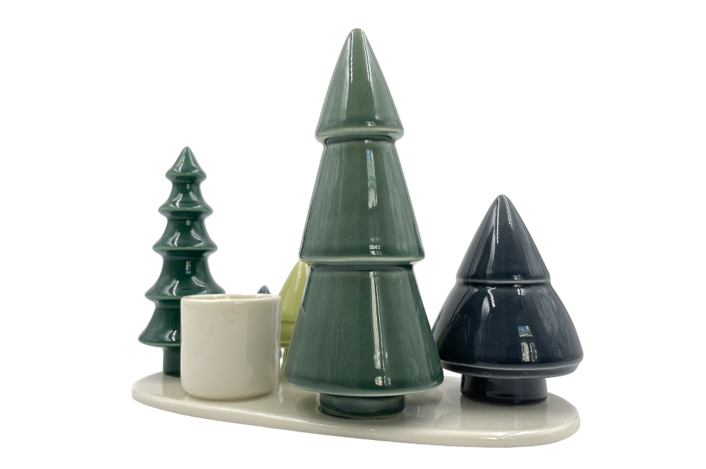 Kerzenhalter mit verschieden großen stilisierten Christbäumen