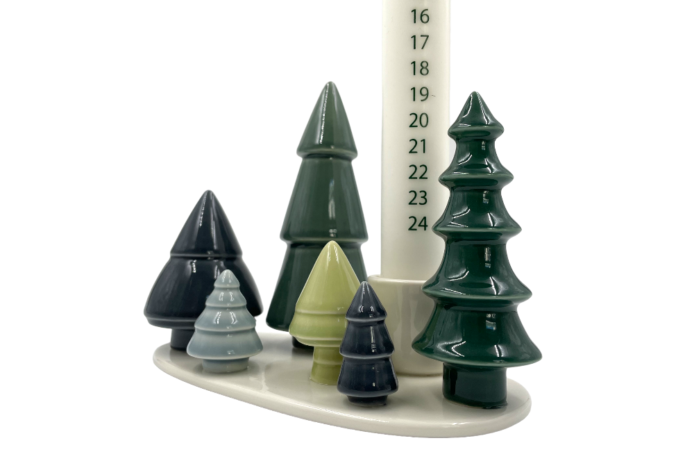 Kerzenhalter mit verschieden großen stilisierten Christbäumen, mit Kerze dargestellt