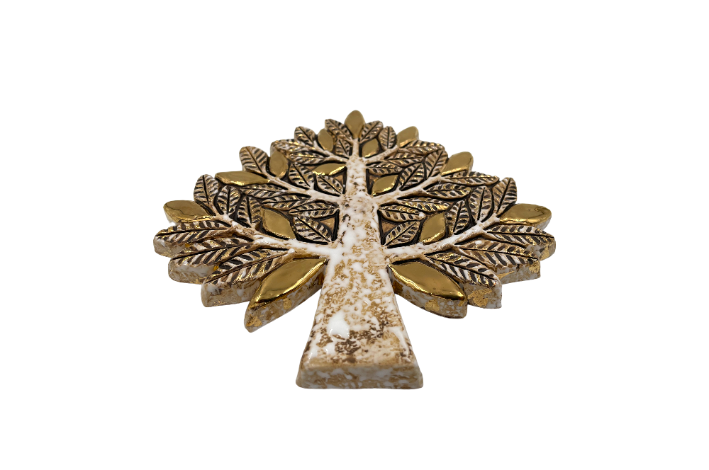 lebensbaum aus kermaik, blätter in gold bemalen, anscht schräg