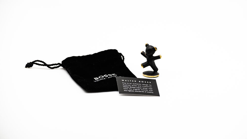 Bronzefigur Bär mit Samtbeutel © LIK akademie natascha rojdl