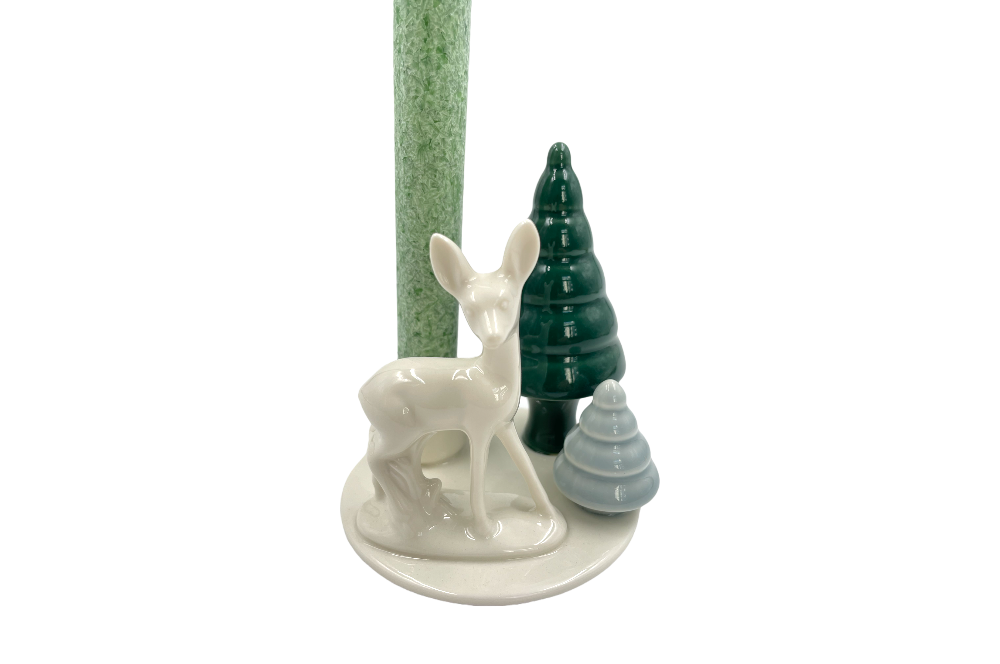 Kerzenhalte mit Bami und 2 unterschiedlich farbigen Tannenbäumen, Ansicht mit abgeschnittener Kerze von vorne