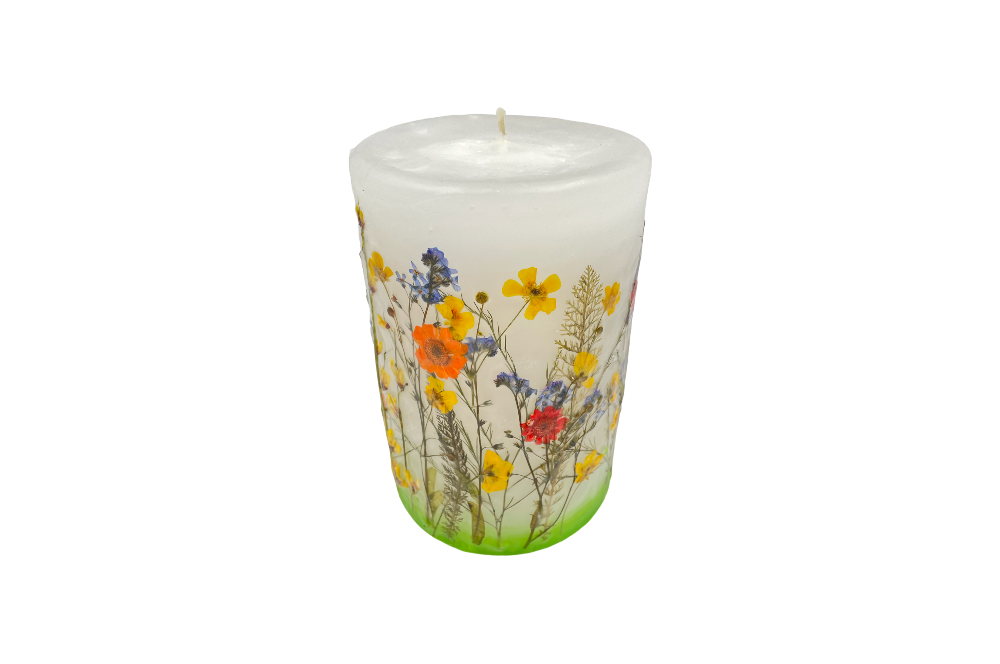 kerze mit getrockneten blumen draufsicht