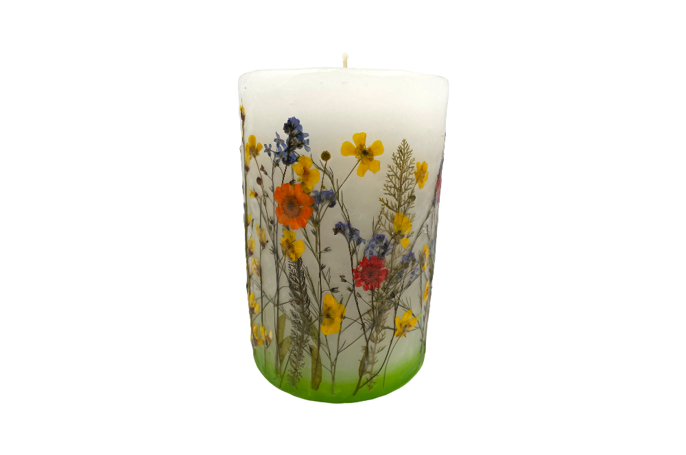 kerze mit getrockneten blumen