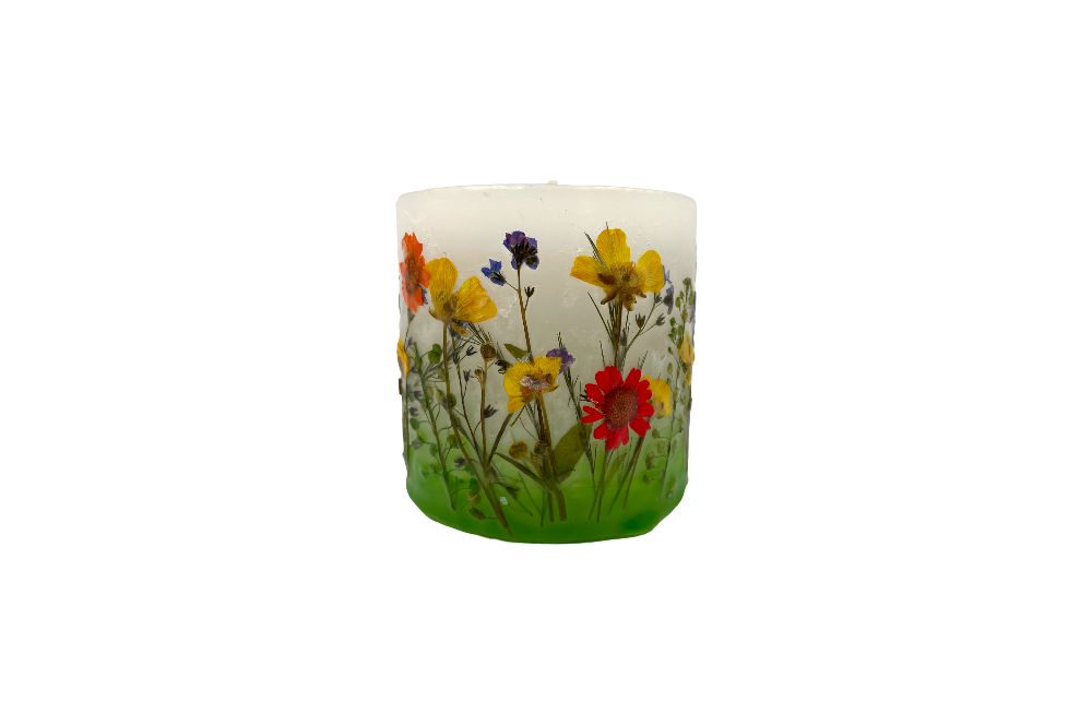 KLEINE kerze mit getrockenten Blüten