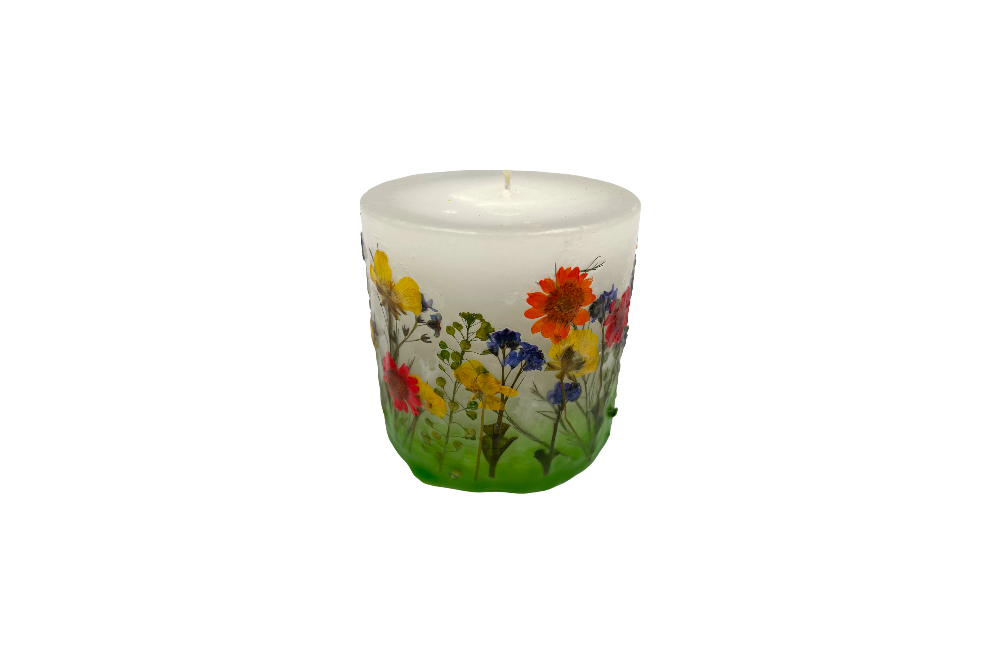 KLEINE kerze mit getrockenten Blüten
