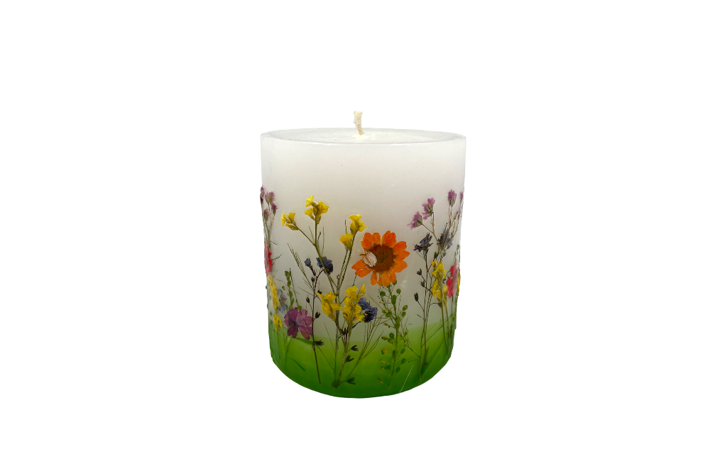 Kerze mit getrockneten blumen