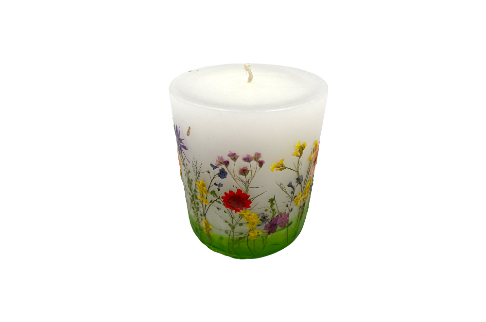 Kerze mit getrockneten blumen draufsicht