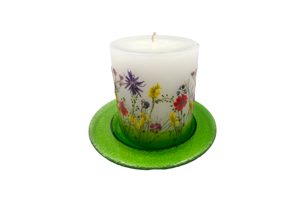 Kerze mit getrockneten blumen mit dekoteller