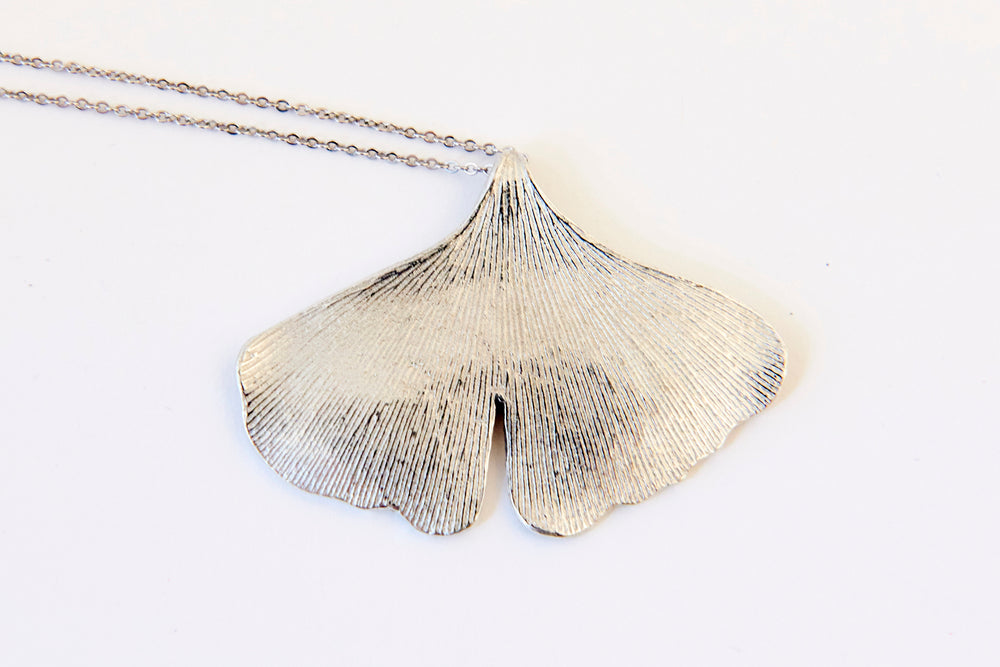 Kette mit dem Ginkgo-Blatt als Anhänger