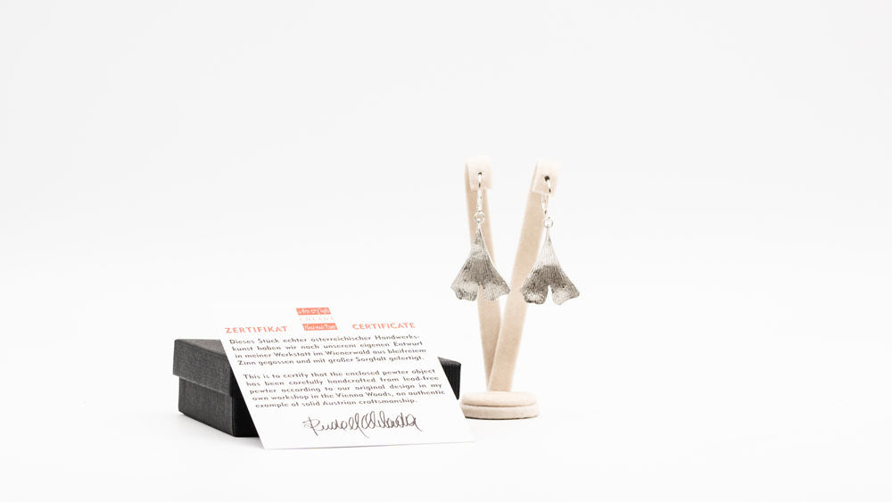 Ohrringe in Form eines Ginkgo-Blattes mit Verpackung und Zertifikat