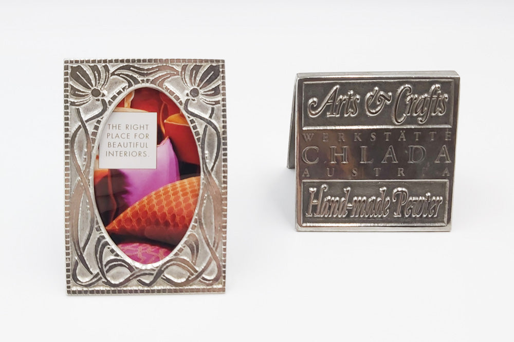 Zinnrahmen mir rundem Ausschnitt für ein Foto, noch ohne Foto und Siegel der Zinnmanufaktur